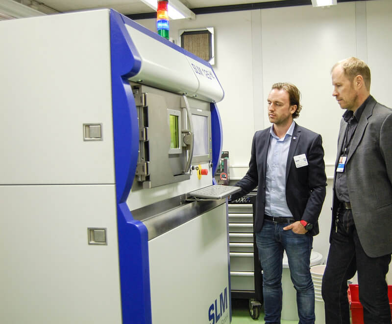 Специалисты по 3D-печати рядом с установкой SLM Solutions